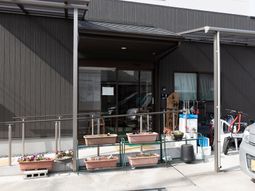 玄関前の清潔なエントランス