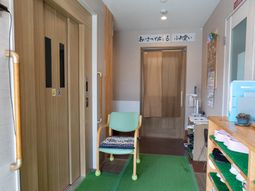 明るい廊下の風景