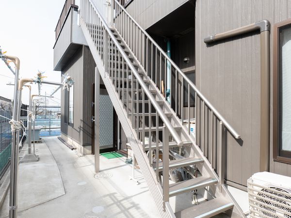 階段のある建物の外観