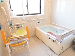 明るい清潔な浴室