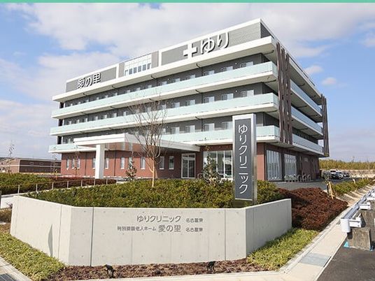 多層階の建物外観  