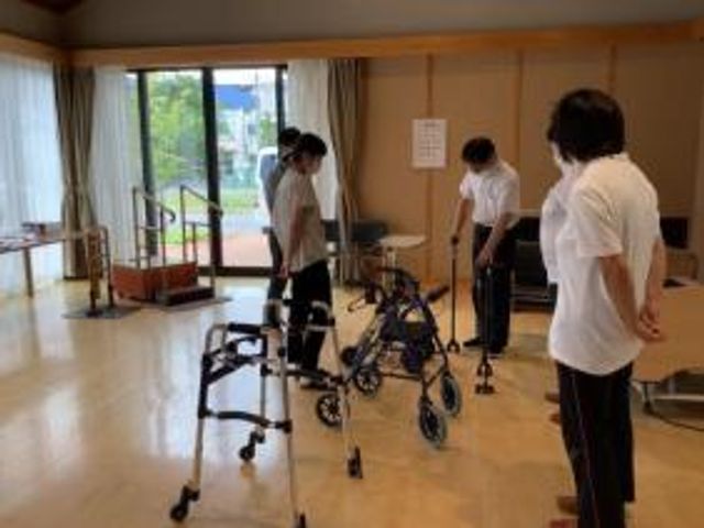 自然光の多目的室 多目的室 自然光が差し込む多目的スペースです。スタッフが利用者に歩行器の操作を丁寧に教えています。