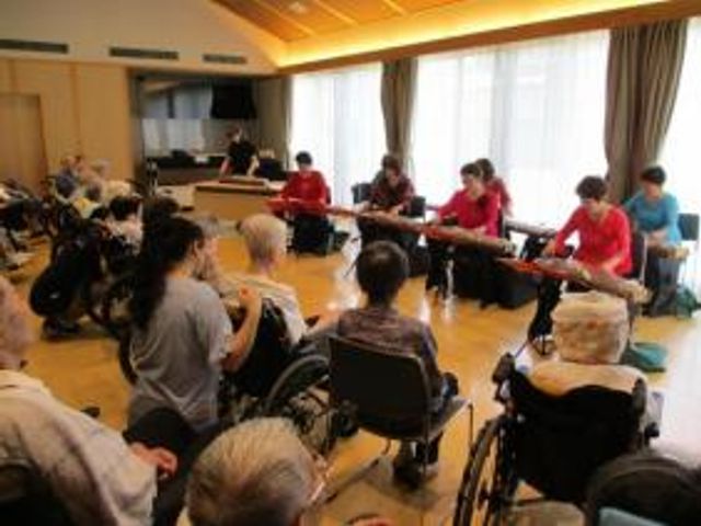 楽器演奏が行われる共有スペース ラウンジ 自然光がたっぷり差し込む明るい空間です。住人同士で音楽を楽しむひとときが広がっています。