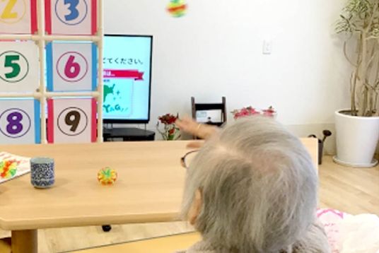 楽しむ高齢者のリビング