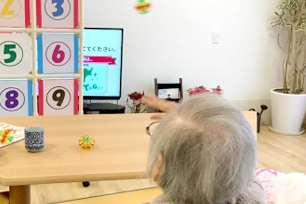 楽しむ高齢者のリビング
