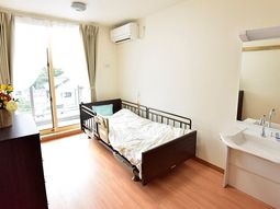 明るい居室の様子