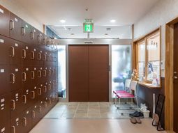 木製ロッカーのエントランス
