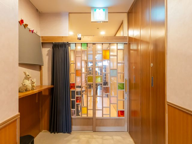 多目的室の入口 多目的室 色とりどりの扉が温かみを感じさせる入口です。奥には生活の場が広がっています。