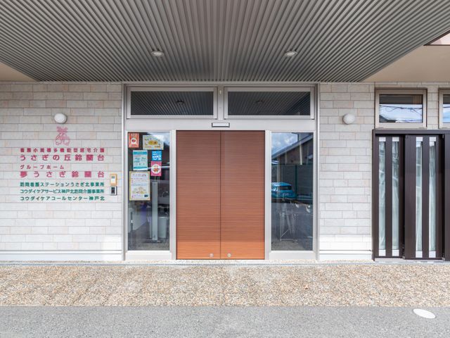 広々としたエントランス エントランス 幅広の扉が設置されたエントランスです。出入りがとても便利になっています。