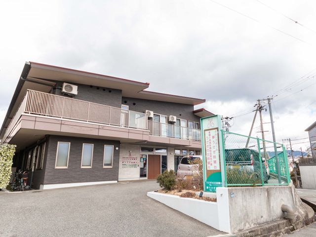 駐車場付き介護施設 外観 広々とした駐車スペースがあり、アクセスに便利です。安心して訪問することができます。