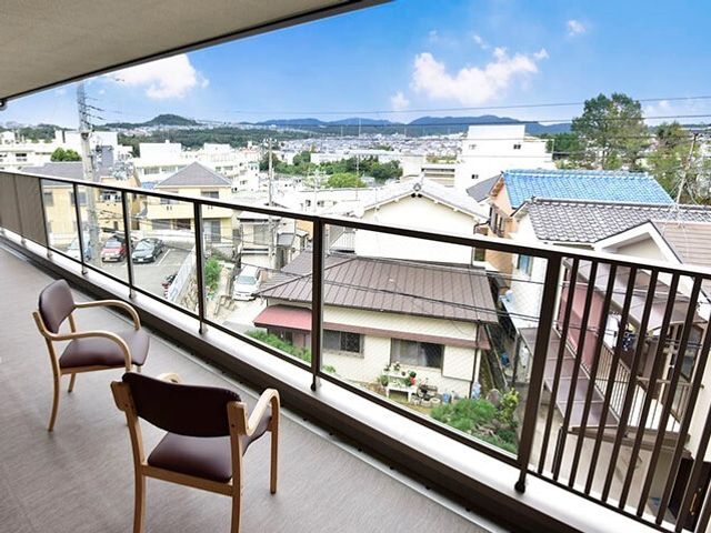 広々とした明るいテラス テラス ゆったりとした椅子が置かれた開放的なテラスからは、街並みを一望でき、日々の憩いの場となっています。
