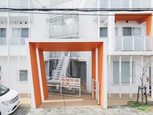 白い建物の外観  
