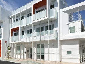 白い外観の建物  