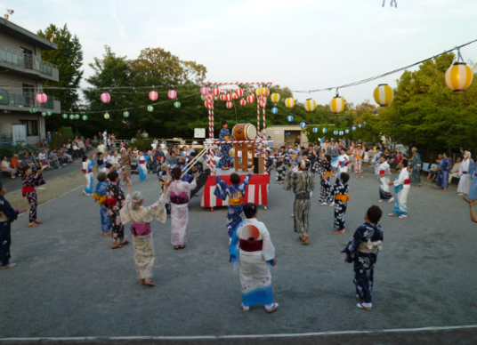 夏祭りを楽しむ人々
