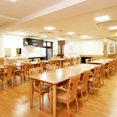明るい木製テーブルの食堂