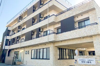 落ち着いた外観の建物