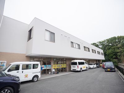 清潔な外観の施設エントランス