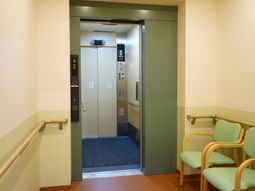 綺麗なエレベーター前景