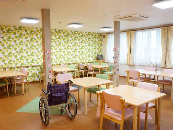 明るい食堂の様子
