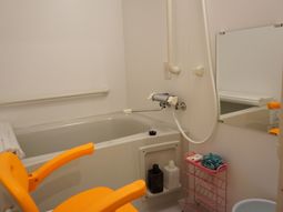 バリアフリー設計の浴室