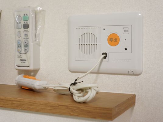 エアコンのリモコンと受話器
