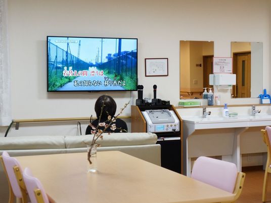 明るいリビングの風景