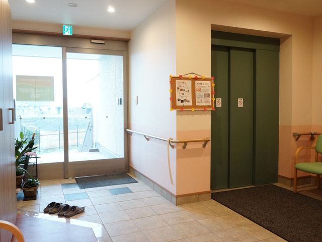 エントランスの明るい空間