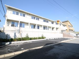 白い壁の建物外観
