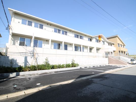 白い壁の建物外観