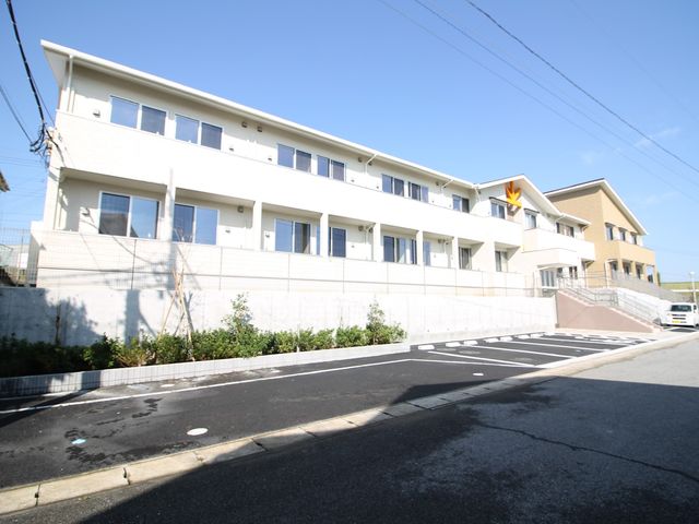白い壁の建物外観