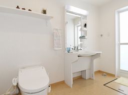 清潔感ある洗面トイレ空間