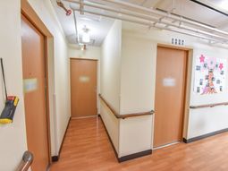 明るい廊下と掲示物