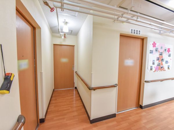 明るい廊下と掲示物