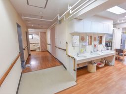 廊下と洗面台の明るい空間