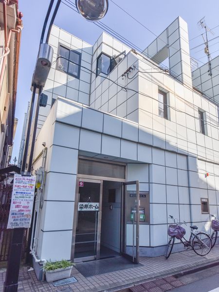 モダンな建物のエントランス