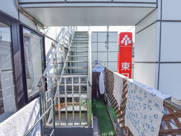 日差しが入る清潔なベランダ