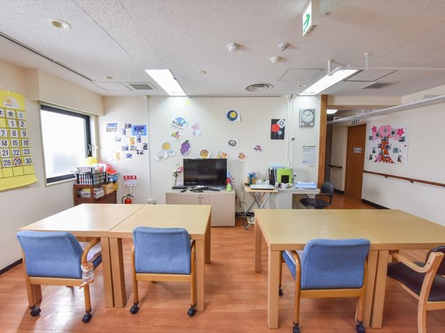 多目的に利用可能なリビング 共有スペース 窓際に設置されたテーブルと椅子が並ぶ広々としたスペースです。お仕事前に環境を把握し、ご自分のペースで快適に仕事ができる環境をお探しの方にお勧めです。