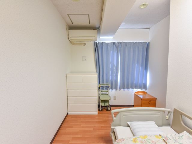 清潔な居室の様子 居室 ゆとりある居室は、明るく清潔感のある安らぎの空間です。必要な家具が配され、快適な生活をサポートします。