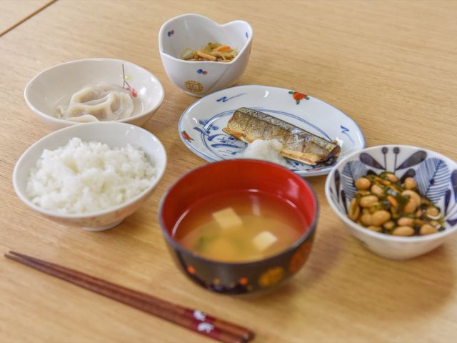 和風の健康的な食事 食事 栄養バランスを考慮した和食の一例です。食事は心も体も支える大切な時間です。