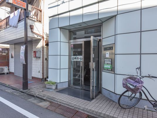 建物入口と自転車