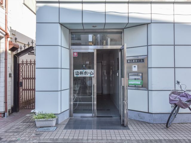 入口と自転車 外観 きれいに手入れされたエントランスは訪れる皆様を温かく迎え、快適な就業環境が期待できます。