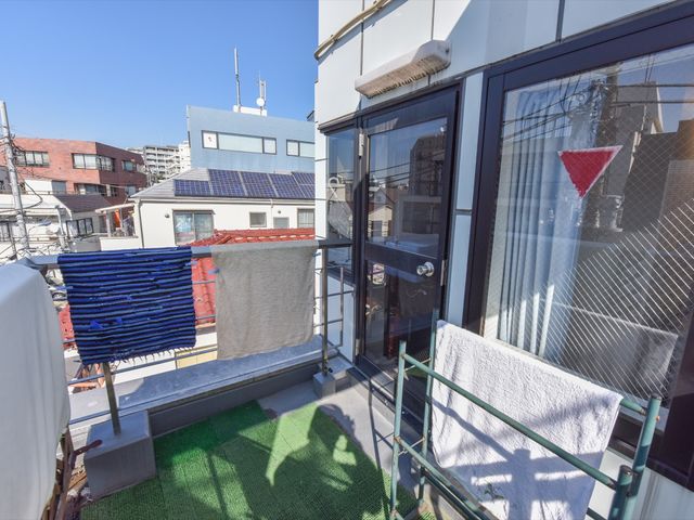 快適なバルコニー空間 バルコニー 新しい空気を感じながらリラックスできる屋外スペース。日当たりが良く、洗濯物を干すのにも適しています。