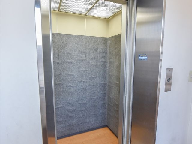 清潔なエレベーター内部 エレベーター スムーズな移動を支えるエレベーターです。手すりも設置され、安全に配慮した設計となっております。