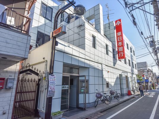 白い建物の外観