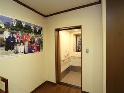 廊下に掲示物と手すり