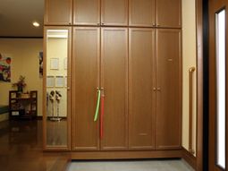 木製の収納と廊下の一角