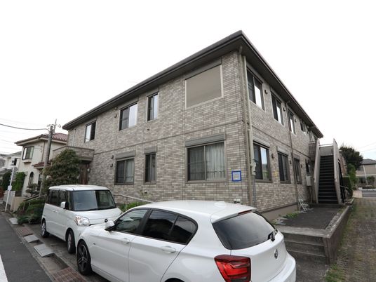 施設外観の建物全体