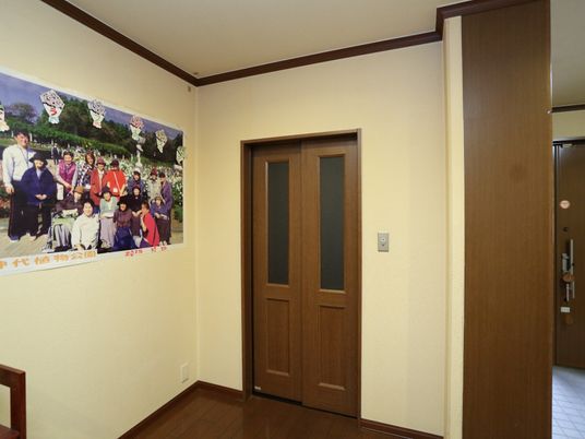 玄関を入った右手にはエレベーターが設けられている。木製の扉とフローリングの色が統一され、落ち着いた雰囲気である。