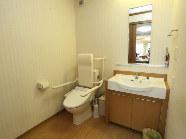 バリアフリー設計のトイレ トイレ 広々とした安全設計のトイレです。手すり付きで使いやすさを考慮した空間になっています。