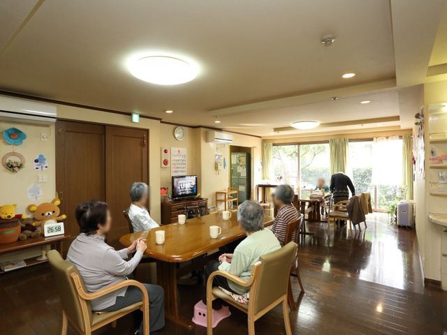 共有スペースの様子 共有スペース ゆったりとした食堂では、利用者様が日々の食事やおしゃべりを楽しんでおられます。木の温もりを感じる落ち着いた雰囲気が特徴です。